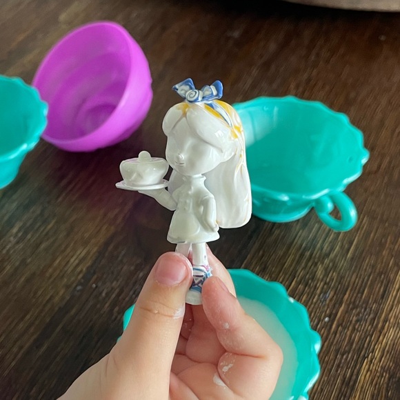 💜Alice’s wonderland bakery tea party capsule figures color reveal series 1 - Picture 8 of 8